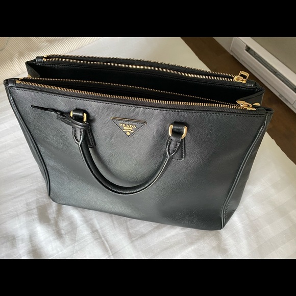 Prada Saffiano black tote - Picture 3 of 16